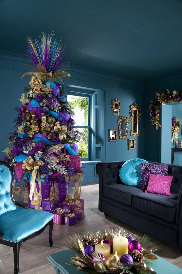 wohnzimmer zu weihnachten viktorianisch lila blau pink farben christbaum
