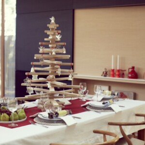 Öko-freundlicher-Weihnachtsbaum-auf-dem-Tisch