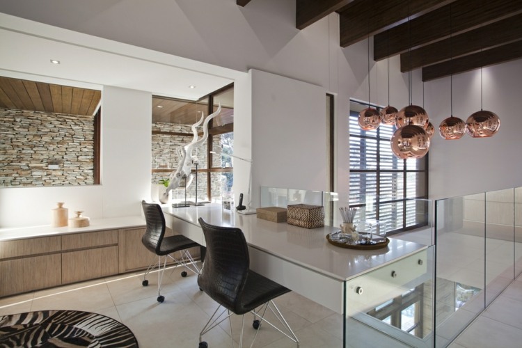 Architektenhaus Holz Badezimmer einrichten Glaswand Spiegel