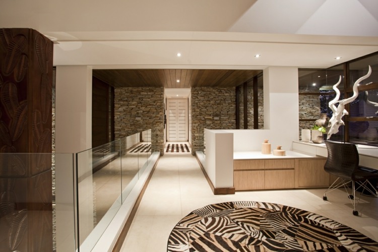 Architektenhaus Holz Badezimmer großzügig geschnitten
