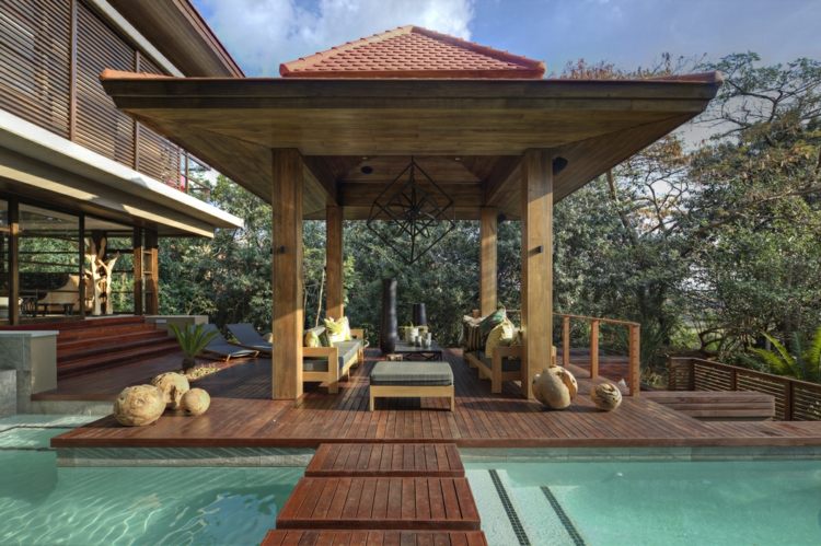 Architektenhaus Holz Pool Gartenlaube exotische Lage Südafrika