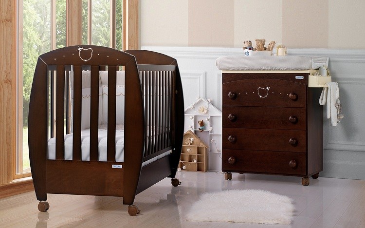 dunkles Holz Massiv Möbel Babyzimmer einrichten