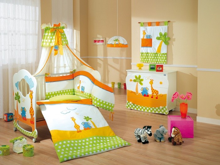 Babybett komplett bunte Bettdecke Giraffen Motive