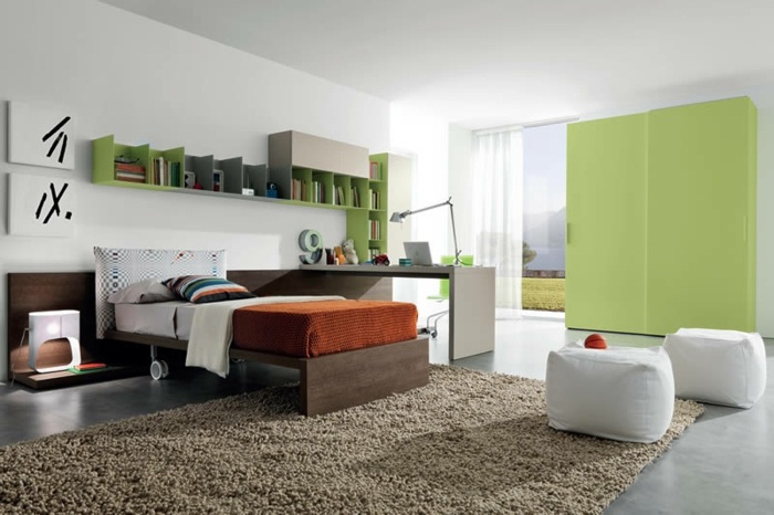 Bett-mit-Rollfüßen-Holz-helles-Grün-Kleiderschrank