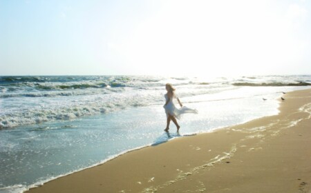 Braut-am-Strand-langes-Haar