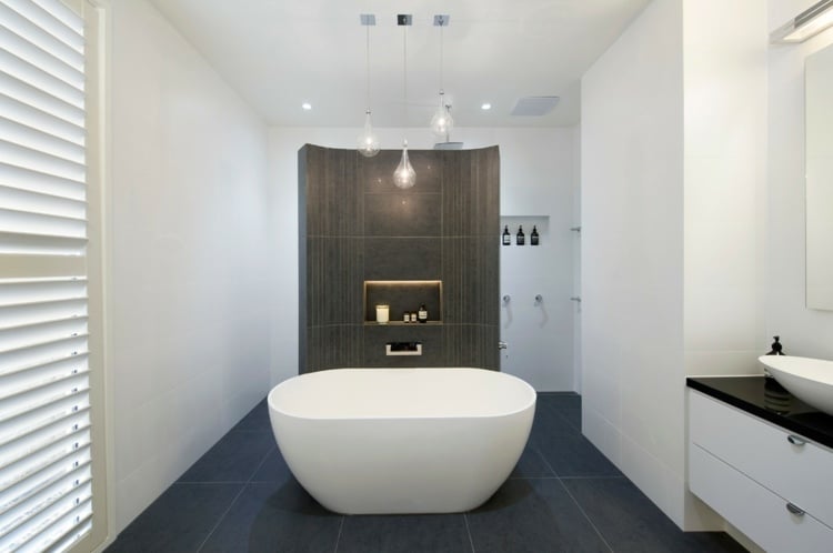 Bäder Fliesen dunkle Farbe modern freistehende Badewanne