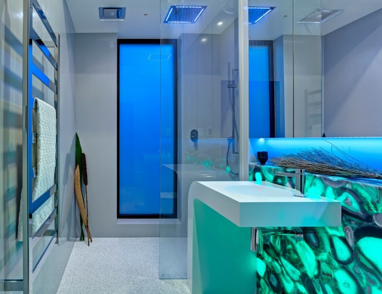 Bäder LED-beleuchtete Wand blaue Duschkabine Waschtisch Einbaubecken