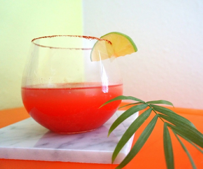 Cocktail-Glas-mit-Zitrone