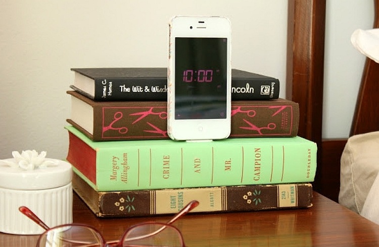DIY-Projekt-altes-buch-iphone-ladestation Dekoration mit Büchern