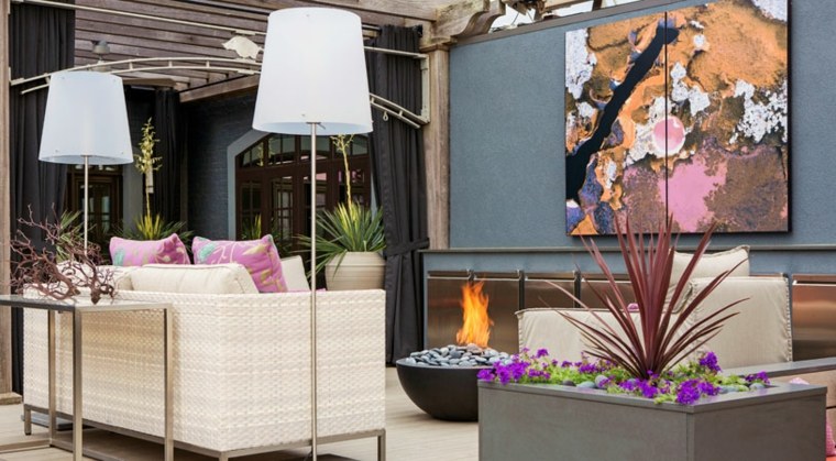 Dachterrasse Gestaltung Sitzecke dekoriert Feuerschale Gartenlampen