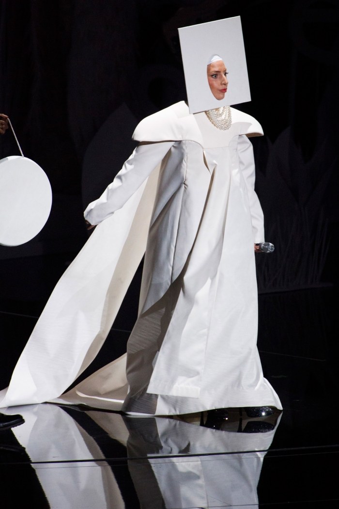 Damenkostüme-Fasching-Lady-Gaga-Bühnenoutfit-Ideen-Selbermachen-Papier