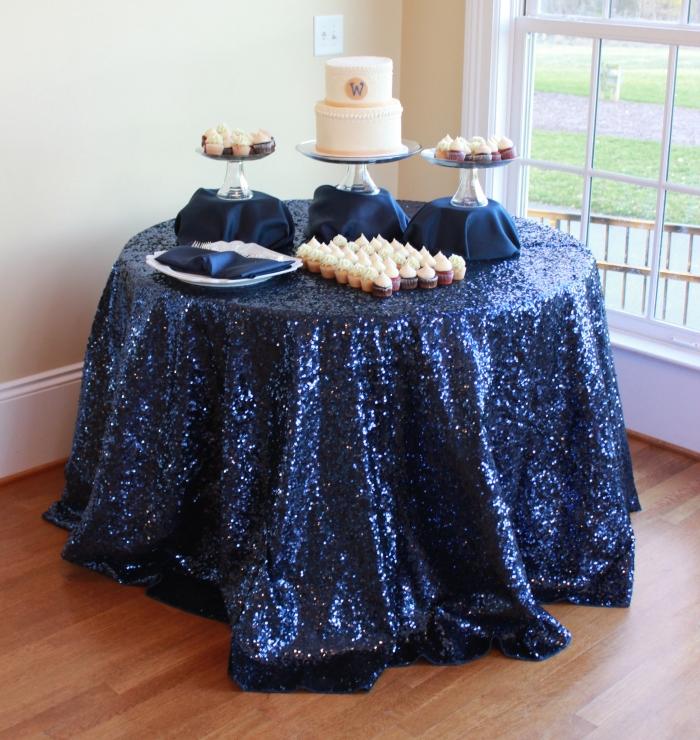 Dessert-Tisch-Decke-Glitzernd-Hochzeit-in-Marineblau-und-Silber-Gestalten