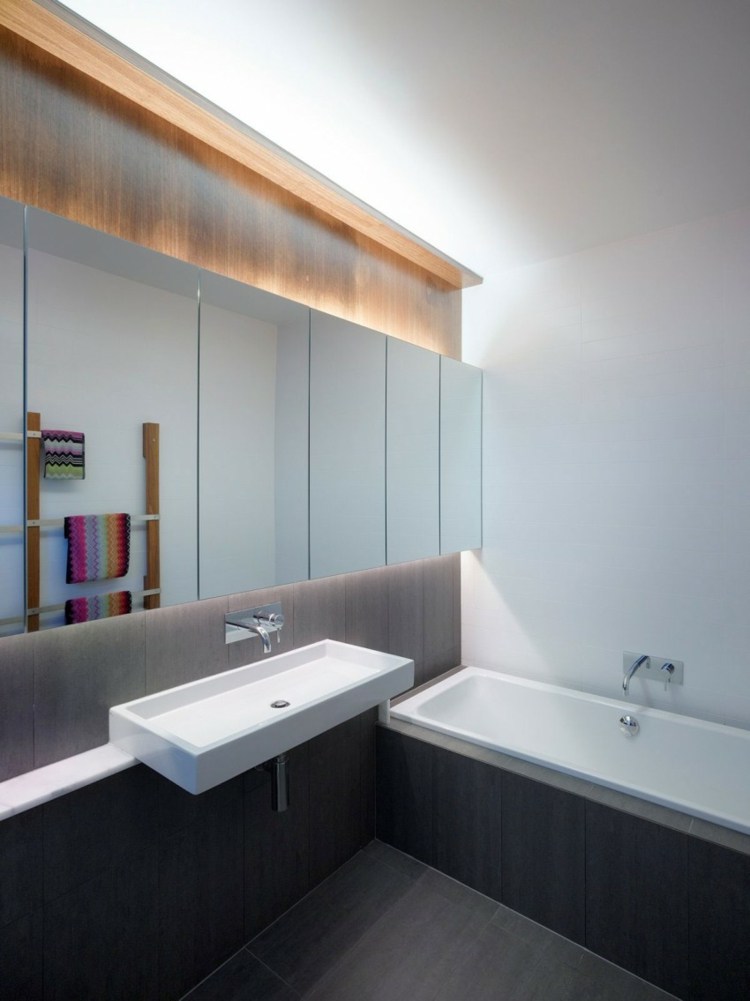 Einfamilienhaus schmalem Grundstück Badezimmer Spiegel Beleuchtung