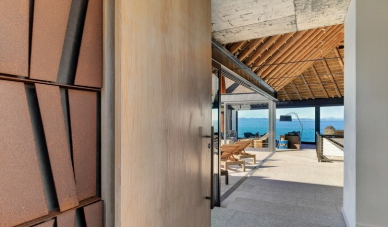 Eingang-Holz-Tür-Haus-ams-Ozean
