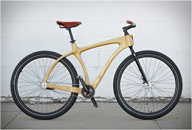Fahrrad-auf-der-Strasse-aus-Holz