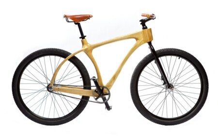 Fahrrad-aus-Holz-mit-rotem-Sitz