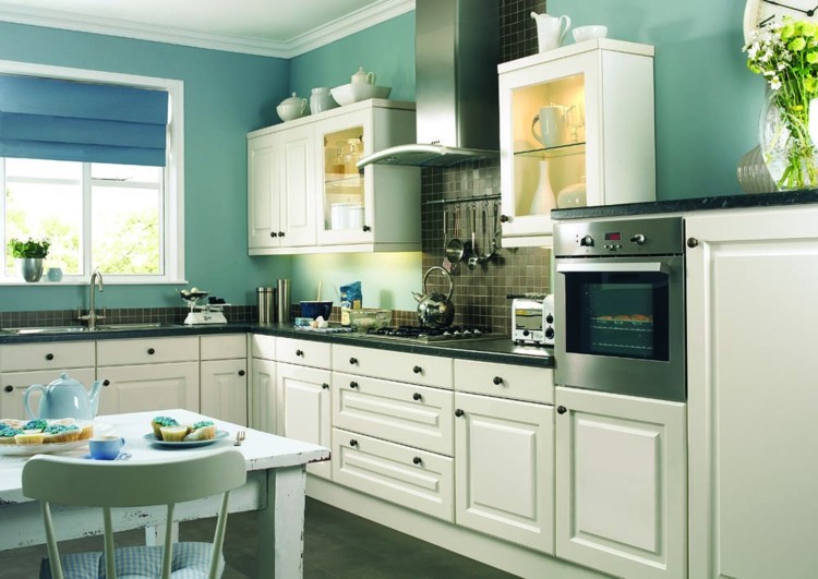 Farbe-Küche Lindgrün Wand streichen weiße Schränke