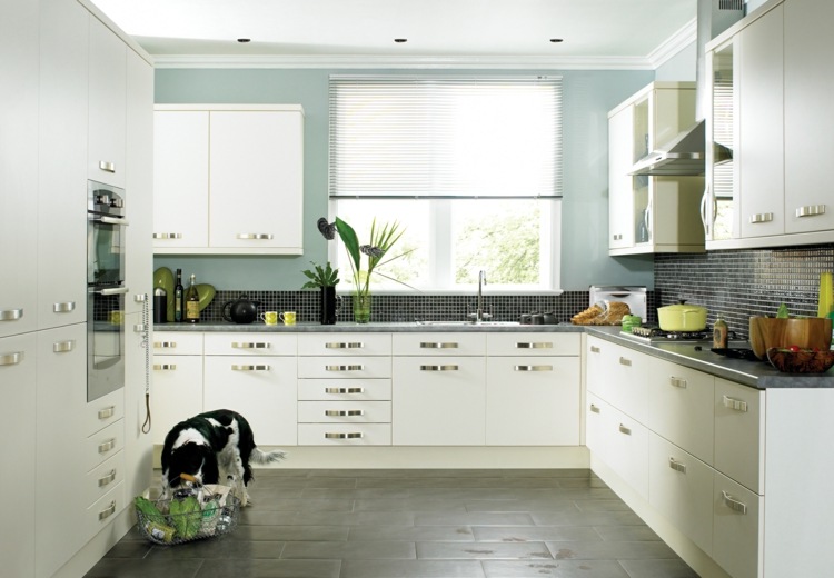 Farbe-Küche weiße Eckküche Fliesenspiegel Himmelblaue Wandfarbe