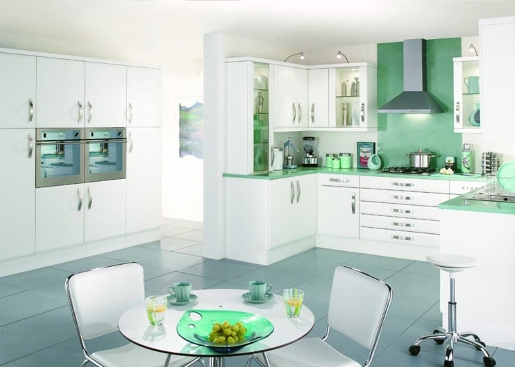 Farbe für Küche weiße Fronten Grasgrün leuchtend Wand modern