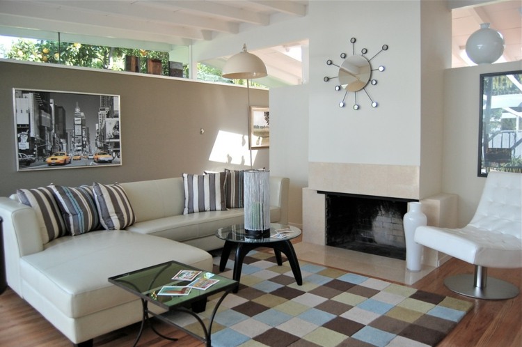 Farbe Wohnzimmer Beige Wand weißer Kaminsims Teppich Pastell Quadrat
