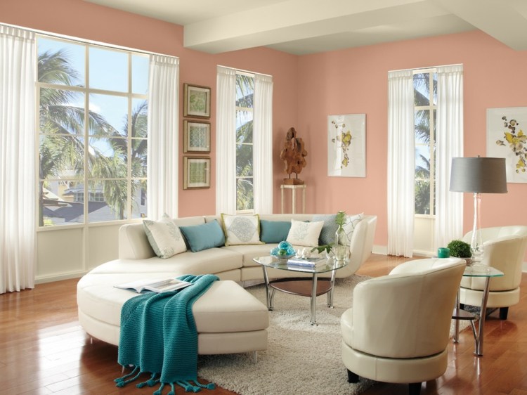 Farbe Wohnzimmer rosa Wandfarbe weiße Wohnlandhschaft blaue Tagesdecke