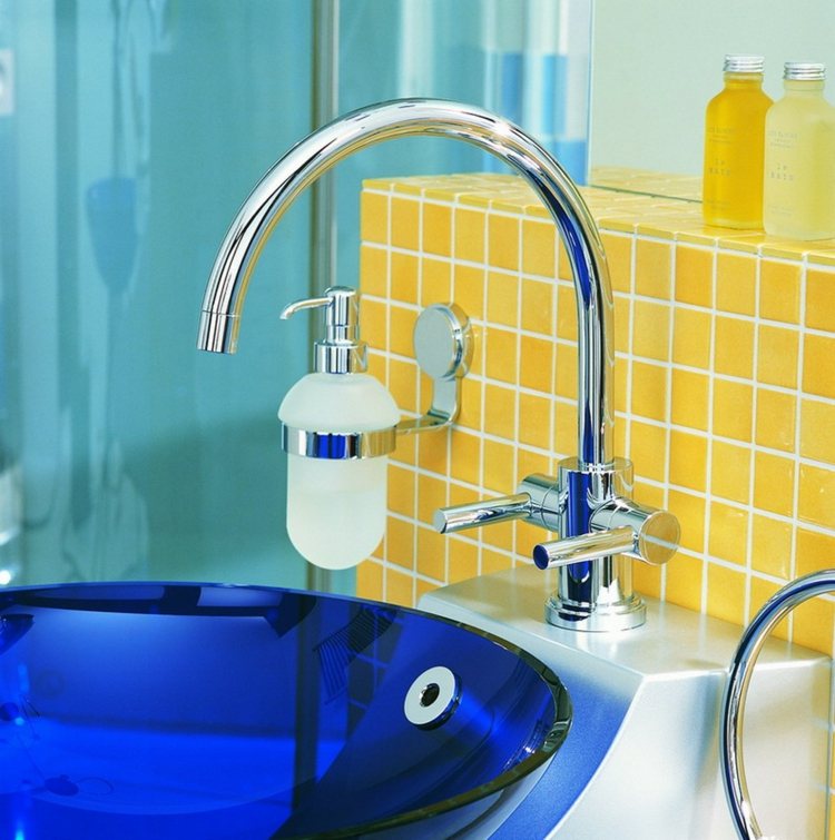 Farben Bad Sanitäranlagen blau Waschbecken gelbe Mosaikfliesen