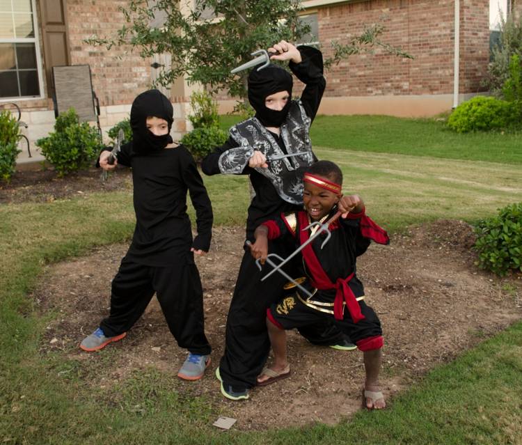 Faschingskostüme Ninja Jungen schwarze Kleidung