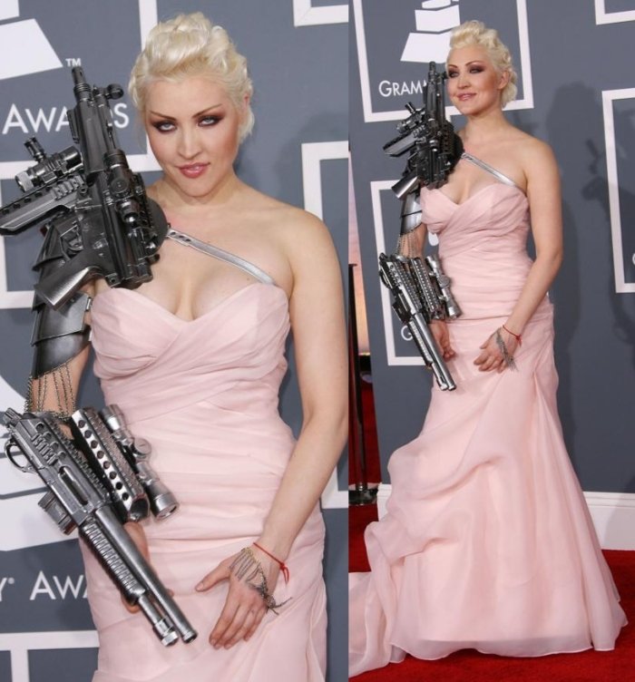 Faschingskostüme-Damen-Kleid-ausgefallen-Accessoire-Waffe-Sasha-Gradiva