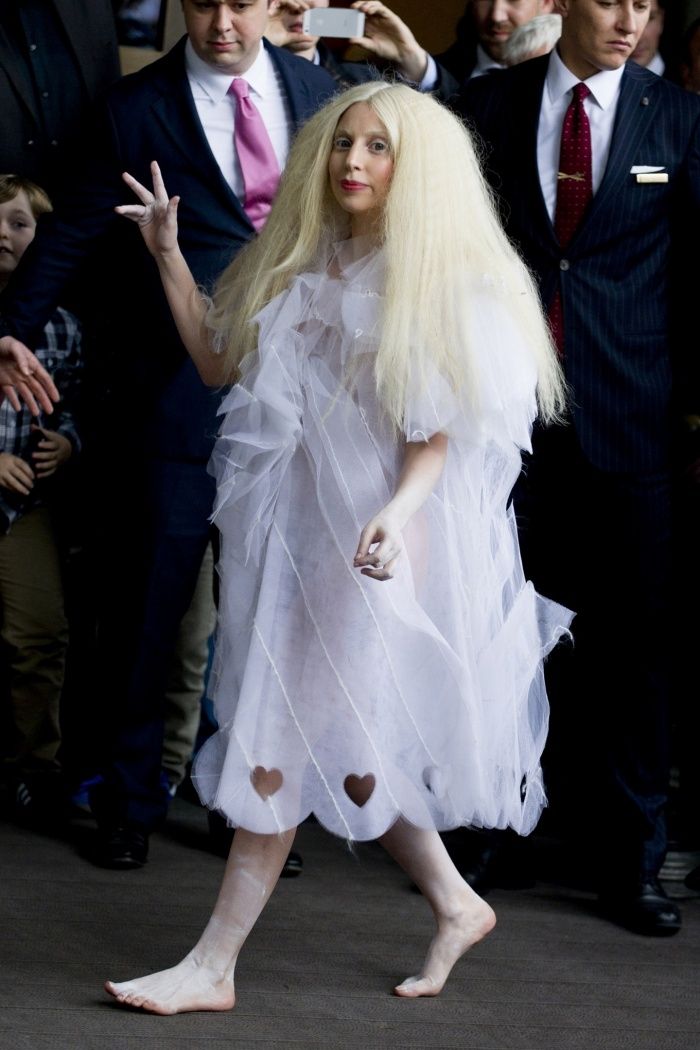 Faschingskostüme-für-Damen-Lady-Gaga-barfuß-weißes-Kleid-halbdurchsichtig