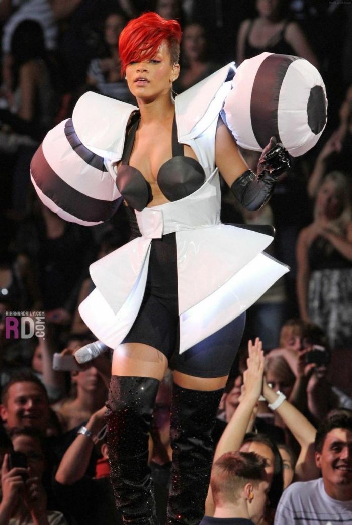 Faschingskostüme-für-Damen-Rihanna-Bühnenoutfit-aufblasbar-schwarz-weiß