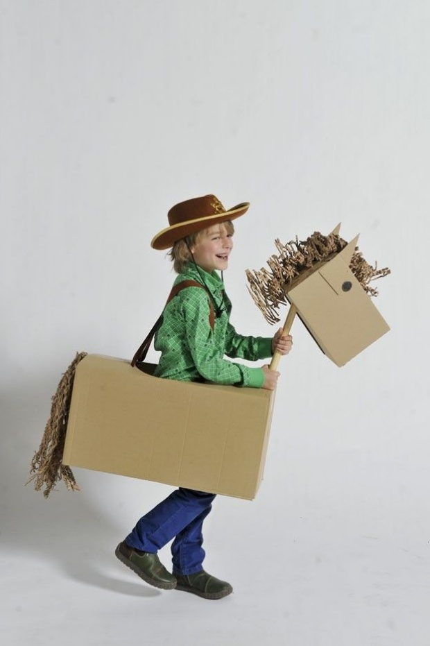 Faschingskostüme-für-Kinder-Cowboy-Reiter-Pferd-aus-Karton-selber-basteln