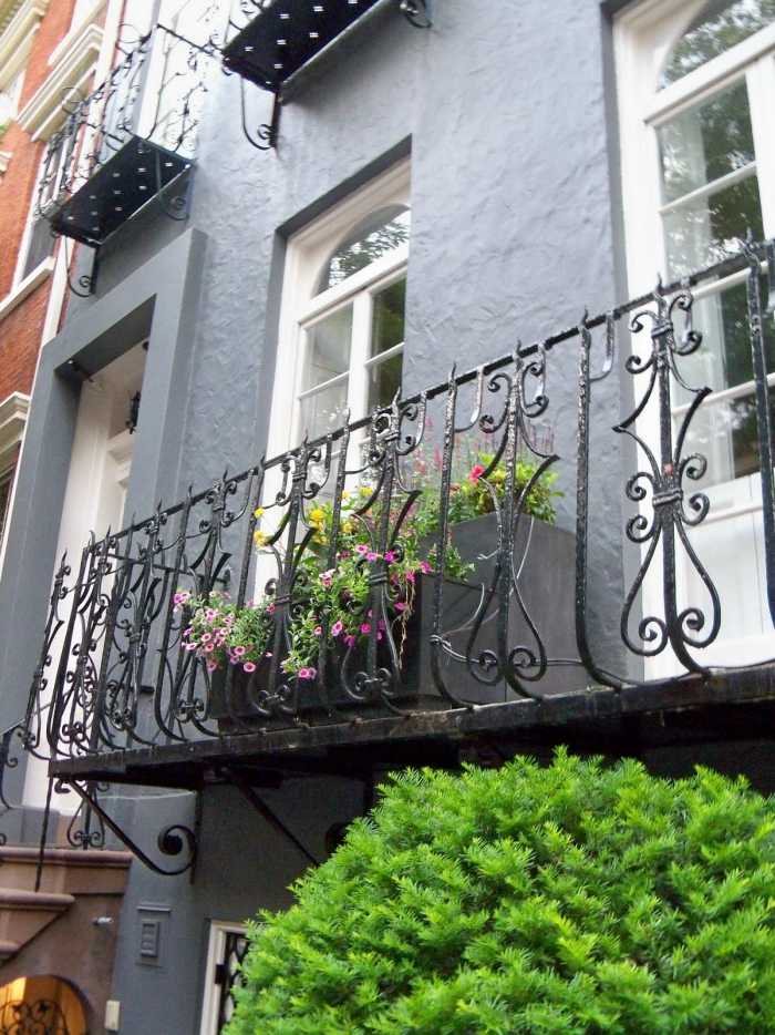 Französische-Balkone-Fenstergitter-unterschiedliche-Arten-Ausführungen-Metall
