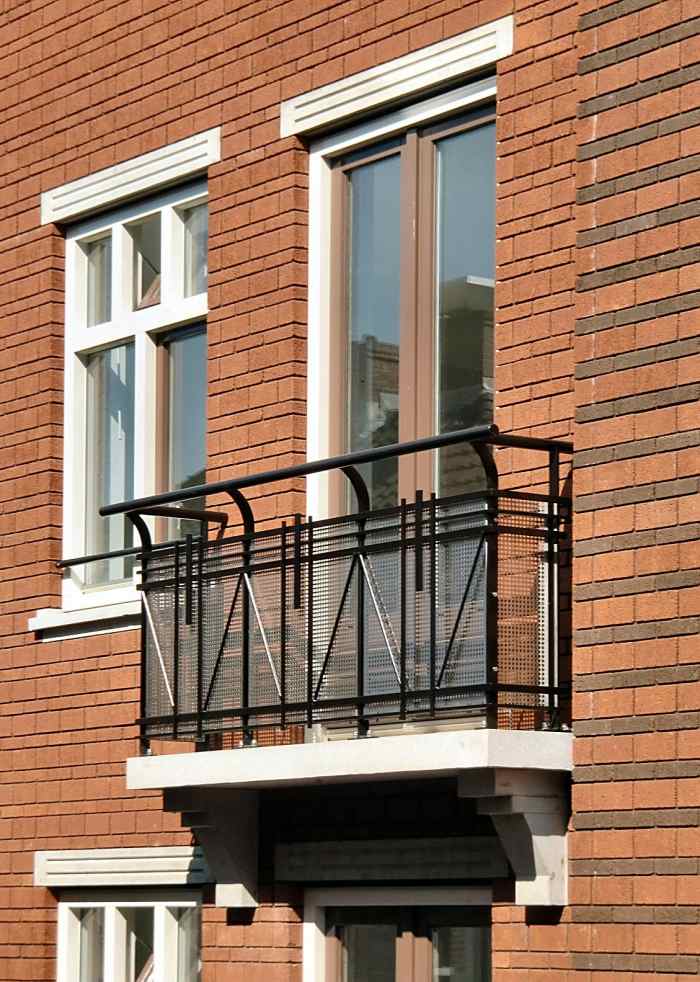 Französischer-Balkon-modernes-Design-Balkon-von-Brüstung-eingefasst