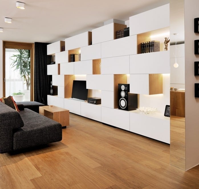 Funktionale-Wohnwand-Design-ausreichend-Stauraum-offene-Fächer-Beleuchtung
