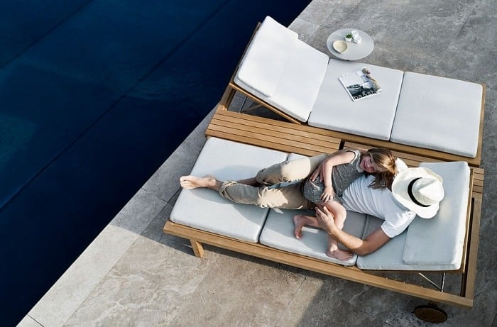 Garten-Lounge-möbel-set-Vis-à-vis-bodennahe-Liegestüle-weiße-polsterauflagen