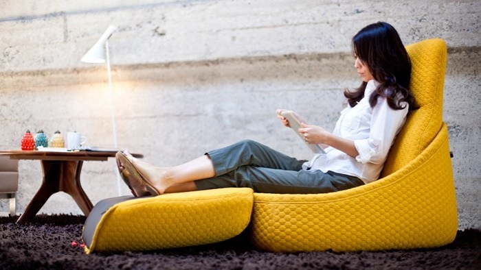 Gelber-Lounge-Sessel-hosu-einzigartig-strukturiertes-Gewebe-Fußlehne-modern-Design