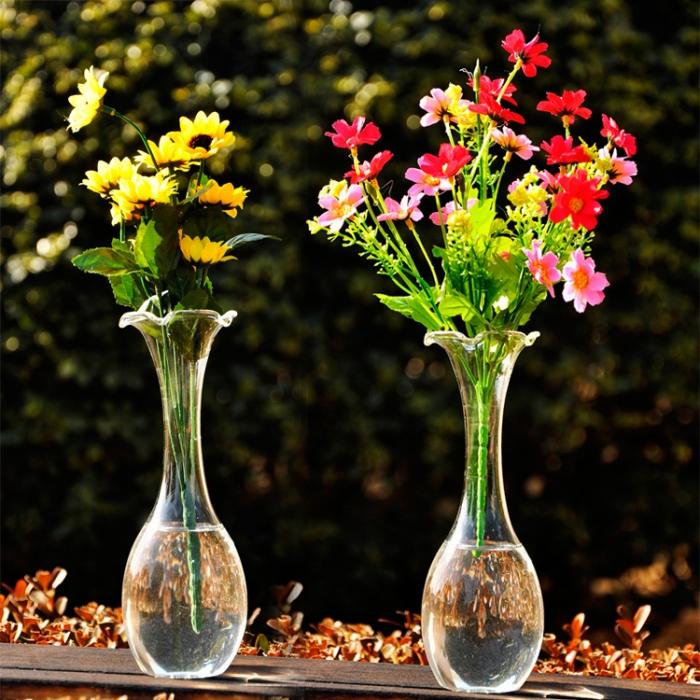 Glas-blumenvase-hoch-Schnittblumen-Deko-für-den-Außentisch