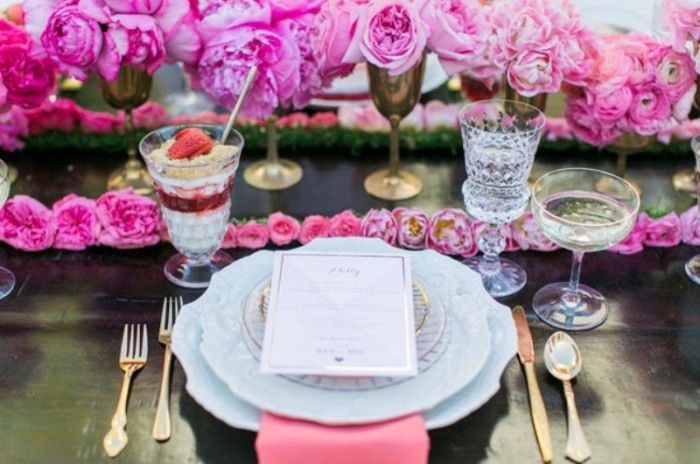 Gold-Besteck-Teller-Porzellan-Blumen-Dekoration-Ideen-für-die-Brautparty