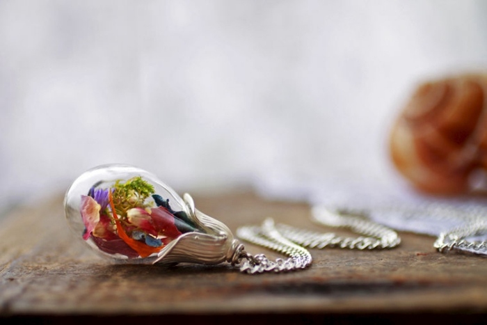 Handgemachter-Schmuck-Silberkette-echte-irrische-Wildblume-tropfenartig-ruby-robin-boutique