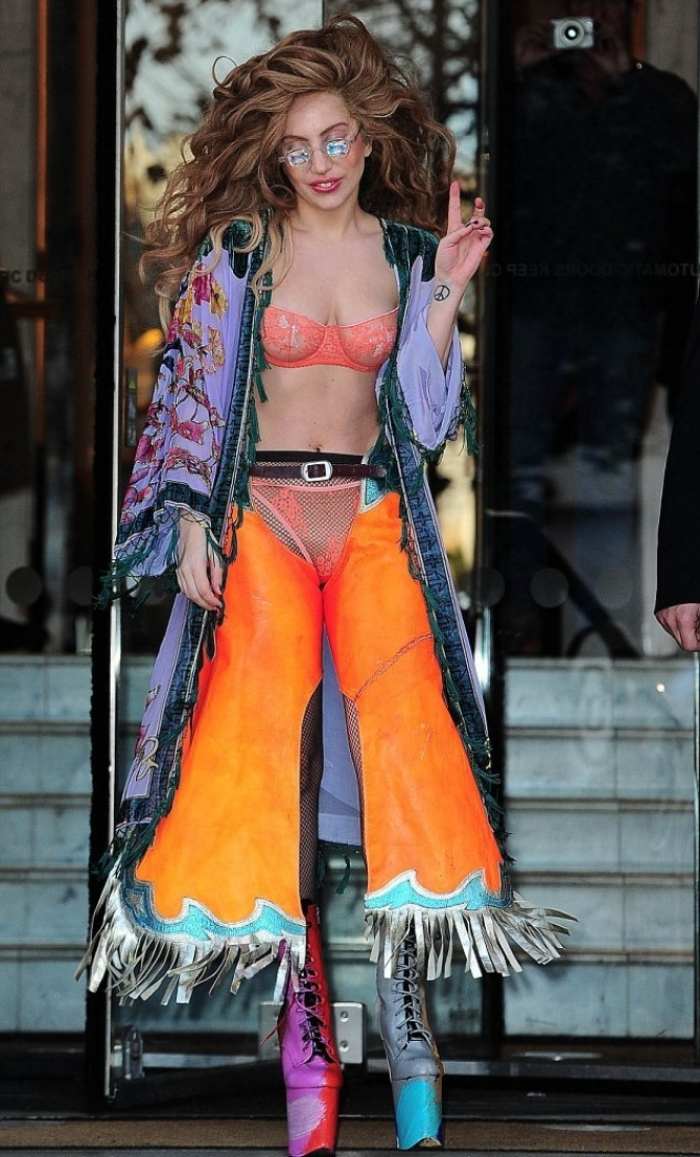 Hippie-Faschingskostüme-für-Damen-Gaga-Outfit-ausgefallen-Retro-Hose