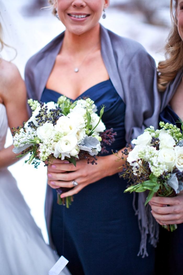 Hochzeit-Dresscode-Marineblau-Brautjungfern-Kleider-Ideen-Winter-Looks