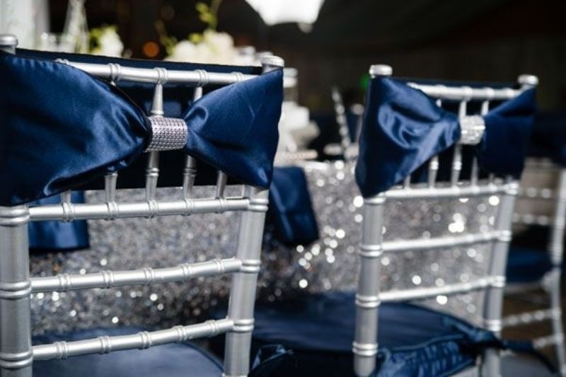 Hochzeit-in-Marineblau-und-Silber-funkelnd-Ideen-Stühle-Schleifen