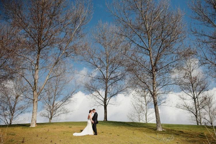 Hochzeitsfotos Ideen hohe Bäume Hochzeit Lande Wiese