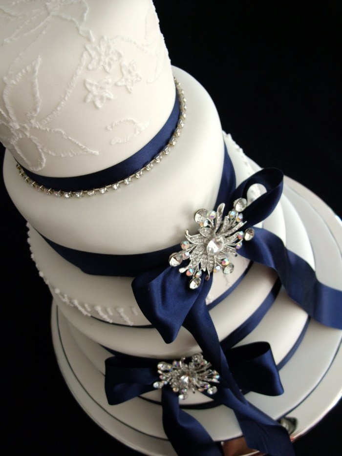 Hochzeitstorte-Elegant-Schmuck-Hochzeit-in-Marineblau-und-Silber