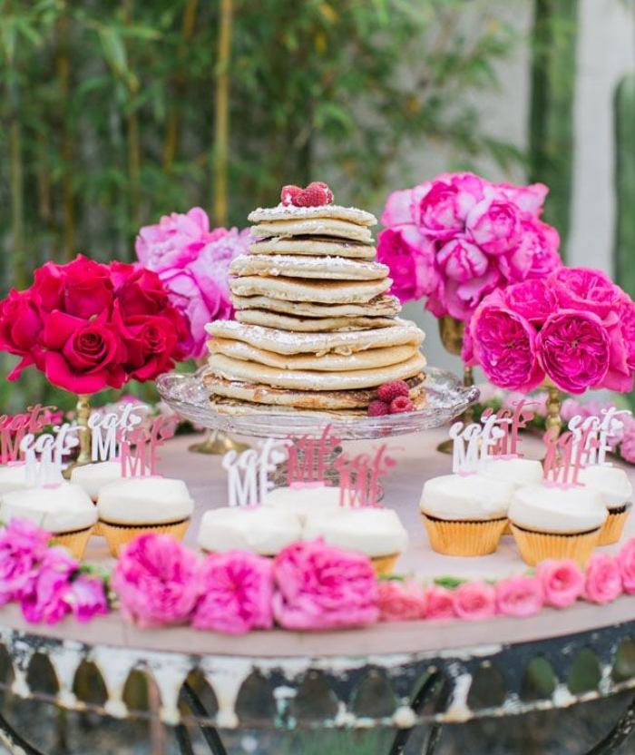 Ideen-für-die-Brautparty-Desserttische-schmücken-Pfannkuchen-Torte