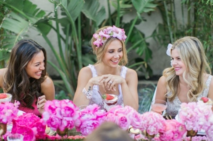 Ideen-für-die-Brautparty-Haarschmuck-Dekoration-aus-Blumen-Kranz