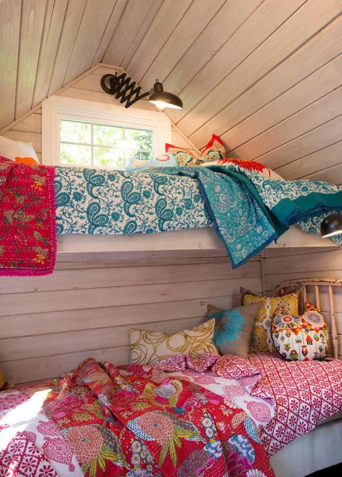Jugendzimmer-mit-Dachschräge-Etagenbett-bunte-Textilien-floral-gemustert
