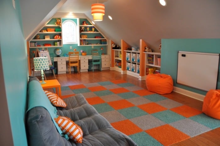 Jugendzimmer-mit-Dachschräge-Farbgestaltung-grün-orange-Teppichboden