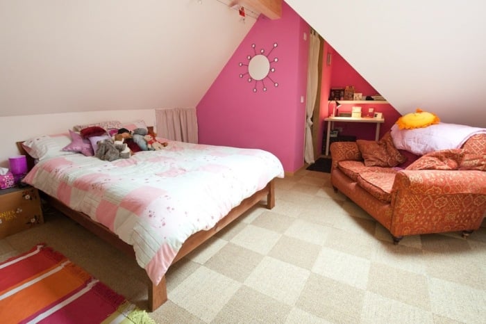 Jugendzimmer-mit-Dachschräge-Wand-Pink-Anstrich-Teppichboden-quadratisches-Muster