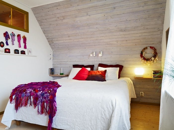 Jugendzimmer-mit-Dachschräge-Weiße-Bettdecke-Holz-Wand-Verkleidung